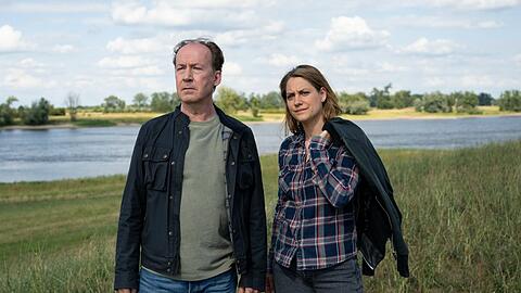 "Wendland: Stiller und der rote Faden": Jakob Stiller (Ulrich Noethen) und Kira Engelmann (Bettina Burchard) ermitteln in einem Mordfall.