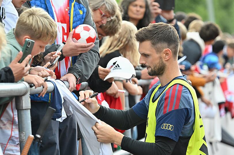 FC-Bayern-Torwart Sven Ulreich gibt Autogramme nach dem Training am Tegernsee.