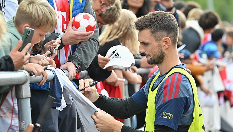 FC-Bayern-Torwart Sven Ulreich gibt Autogramme nach dem Training am Tegernsee.
