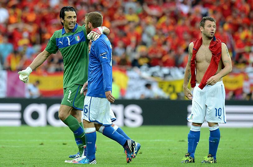 Antonio Cassano: Der Stürmer war einer der ersten Azzurri mit Tätowierungen. Sein riesiges Tribal zwischen den Schulterblättern ist eine Art Jugendsünde, auch die Schriftzeichen am linken Oberarm und das lachende Inka-Totem auf dem rechten Arm sind vergleichsweise alt. Neu hinzugekommen ist aber der Delfin am linken Ellenbogen. Seine Frau Carolina war schließlich mal eine erfolgreiche Wasserballerin.