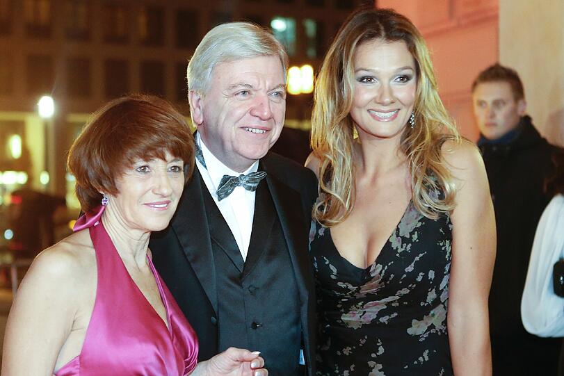Hessens Ministerpraesident Volker Bouffier (CDU), dessen Ehefrau Ursula (l.) und die ehemalige Schwimmerin Franziska van Almsick