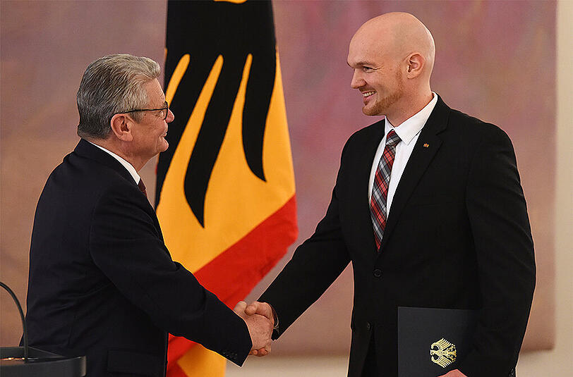 Besondere Ehrung: Raumfahrer Alexander Gerst bekommt von Bundespräsident Joachim Gauck das Bundesverdienstkreuz überreicht.