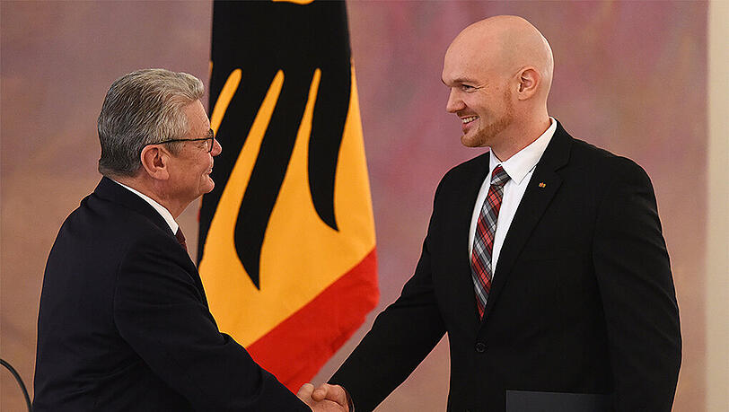 Besondere Ehrung: Raumfahrer Alexander Gerst bekommt von Bundespräsident Joachim Gauck das Bundesverdienstkreuz überreicht. Besondere Ehrung: Raumfahrer Alexander Gerst bekommt von Bundespräsident Joachim Gauck das Bundesverdienstkreuz überreicht.