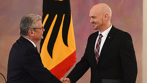 Besondere Ehrung: Raumfahrer Alexander Gerst bekommt von Bundespräsident Joachim Gauck das Bundesverdienstkreuz überreicht.