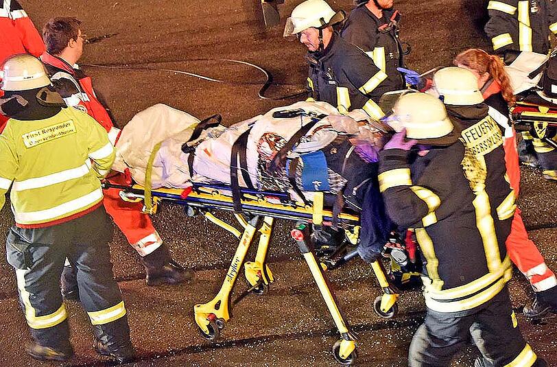 Bilder vom schweren Verkehrsunfall auf der A99 bei Neuherberg. Ein 40-Tonner raste in ein Stauende - mehrere Personen wurden schwer verletzt.