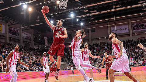 Geht mit Bayerns Basketballern als Hauptrundenchampion in die Playoffs: Kapitän Anton Gavel (M.).