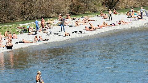 Tausende tummeln sigh bei schönem Wetter an der Isar. Nur wenn sie Müssen müssen, sind viele ratlos: wo? Die Stadt will deshalb für mehr Toiletten sorgen.