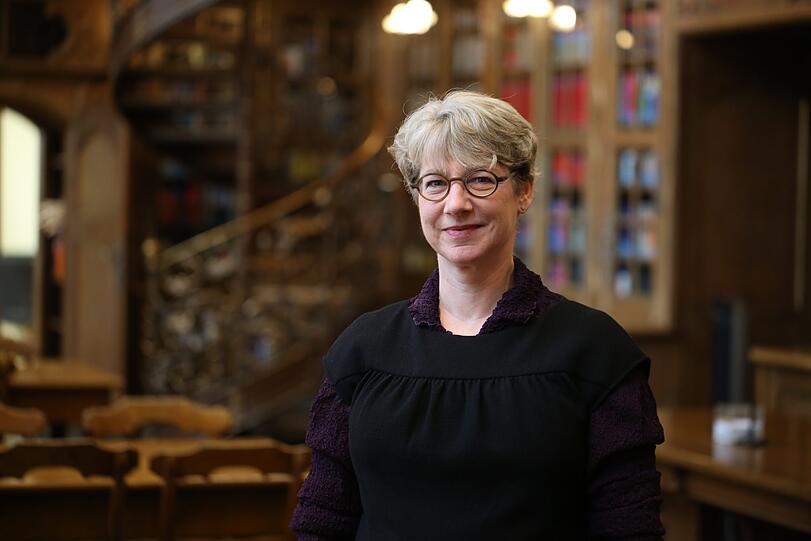 Hanne Riehm ist die Leiterin der Bibliothek.