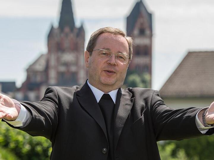 Bischof Georg Bätzing steht vor dem Limburger Dom. Foto: picture alliance / dpa/Archivbild
