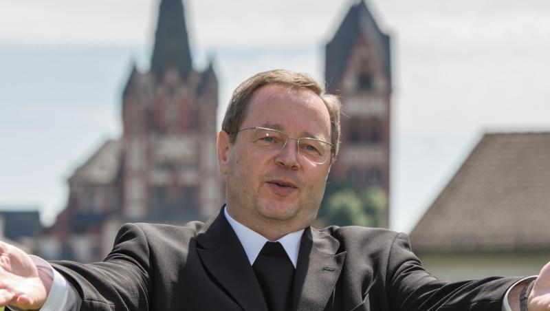 Bischof Georg Bätzing steht vor dem Limburger Dom. Foto: picture alliance / dpa/Archivbild Bischof Georg Bätzing steht vor dem Limburger Dom. Foto: picture alliance / dpa/Archivbild