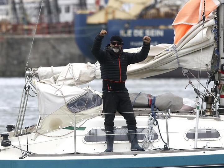 Juan Manuel Ballestero steht auf seinem Boot. Am 24. März - nachdem Argentinien alle Flüge gestrichen hatte - legte er im Hafen von Porto Santo in Portugal ab und erreichte am 17. Juni Mar del Plata.