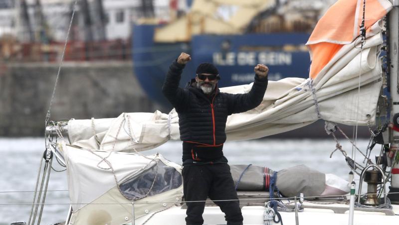 Juan Manuel Ballestero steht auf seinem Boot. Am 24. März - nachdem Argentinien alle Flüge gestrichen hatte - legte er im Hafen von Porto Santo in Portugal ab und erreichte am 17. Juni Mar del Plata. Juan Manuel Ballestero steht auf seinem Boot. Am 24. März - nachdem Argentinien alle Flüge gestrichen hatte - legte er im Hafen von Porto Santo in Portugal ab und erreichte am 17. Juni Mar del Plata.