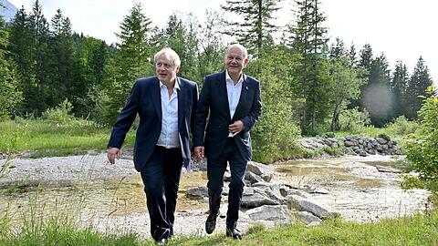 Bundeskanzler Olaf Scholz (SPD), geht neben Boris Johnson (l), Premierminister von Großbritannien.