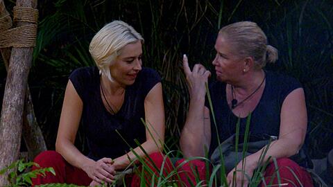 Claudia Effenberg (r.) erzählt Verena Kerth die "Leidensgeschichte" ihrer Prüfung .