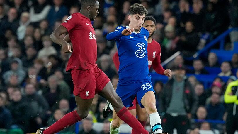 Chelseas Kai Havertz (r) und Liverpools Ibrahima Konate teilten sich mit ihren Teams die Punkte.