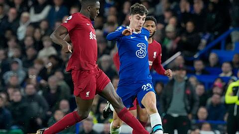 Chelseas Kai Havertz (r) und Liverpools Ibrahima Konate teilten sich mit ihren Teams die Punkte.