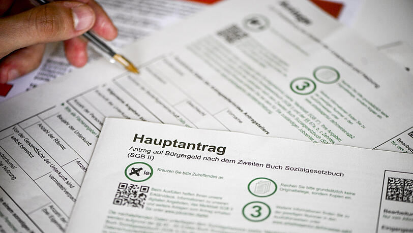 In einem Jobcenter liegt ein Antrag auf Bürgergeld. Hier einzukürzen, schadet den Schwächsten, meint die AZ-Politik-Chefin. In einem Jobcenter liegt ein Antrag auf Bürgergeld. Hier einzukürzen, schadet den Schwächsten, meint die AZ-Politik-Chefin.