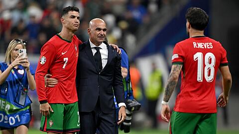 Ronaldo musste nach seinem verschossenen Elfmeter getröstet werden.