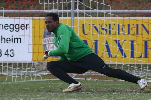 Evans Obi ist zurück aus Kolumbien und hechtet schon wieder aif dem eisigen Heimstetter Sportplatz den Bällen hinterher.