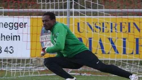 Evans Obi ist zurück aus Kolumbien und hechtet schon wieder aif dem eisigen Heimstetter Sportplatz den Bällen hinterher. Evans Obi ist zurück aus Kolumbien und hechtet schon wieder aif dem eisigen Heimstetter Sportplatz den Bällen hinterher.