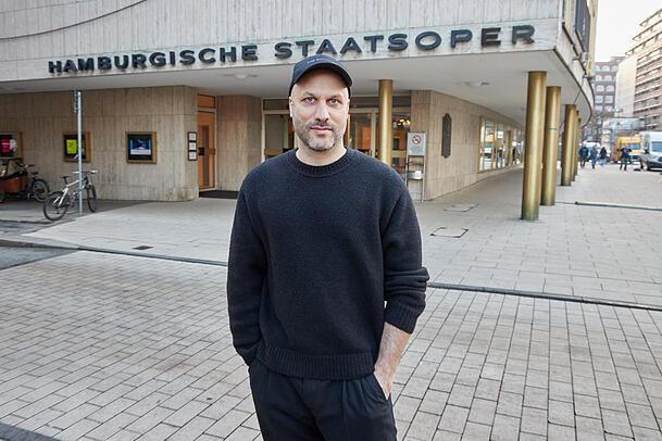 Tobias Kratzer vor der Hamburgischen Staatsoper, die er ab 1. August 2025 leiten wird. Tobias Kratzer vor der Hamburgischen Staatsoper, die er ab 1. August 2025 leiten wird.