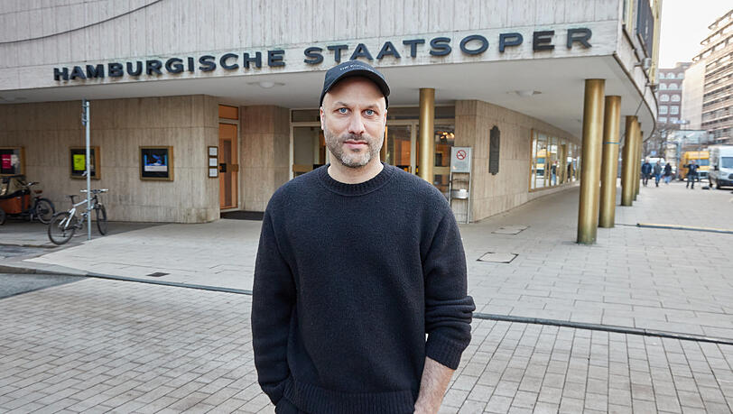 Tobias Kratzer vor der Hamburgischen Staatsoper, die er ab 1. August 2025 leiten wird. Tobias Kratzer vor der Hamburgischen Staatsoper, die er ab 1. August 2025 leiten wird.