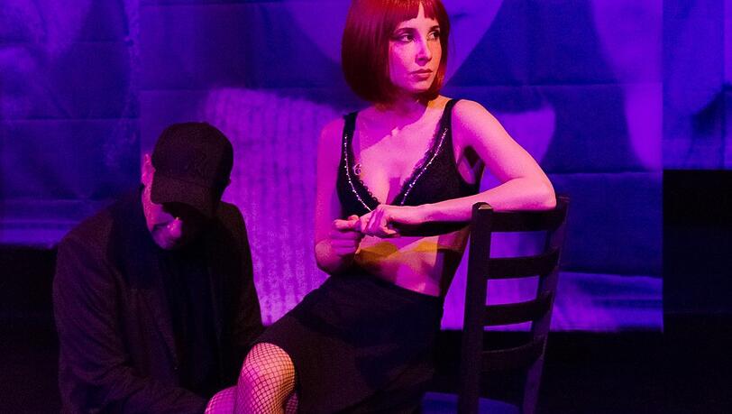 Annäherung im Stripclub: Larry (Oliver Vilzmann) und Alice (Lara Kimpel) in "Hautnah".