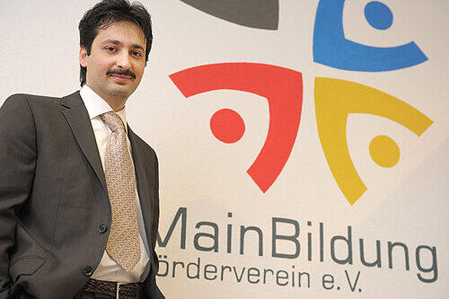 Hakan Cengiz soll abgeschoben werden. Beim Förderverein Main-Bildung gibt der Türke derzeit noch Deutsch-Nachhilfestunden.