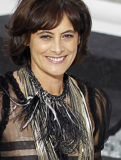 Ines de la Fressange, früheres Topmodel und Muse von Chanel, hält die Wahl des falschen Büstenhalters für eine
der großen Modesünden. &bdquo;Wenn ich an die BHs mit durchsichtigem Plastikträger denke: fürchterlich! Dann doch lieber gar keinen Büstenhalter&ldquo;, sagte die 54-Jährige der &bdquo;Frankfurter Allgemeinen Sonntagszeitung&ldquo;. Auch gefälschte Markenware findet die Französin schrecklich. &bdquo;Fake ist nie gut. Man sollte nie versuchen, ein anderer zu sein, als man ist.&ldquo;