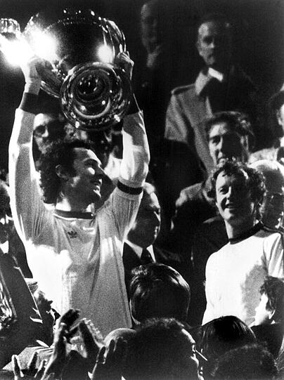 COGNAC-DOPING: 12. 5. 1976 Bayern - St. Etienne, 1:0
Landesmeister-Finale: In Glasgow machten die Bayern als erste deutsche Mannschaft den Hattrick im wichtigsten Wettbewerb perfekt. Jung-Stürmer Karl-Heinz Rummenigge war so nervös, dass ihm Teamarzt Richard Müller einen Cognac einflößt. Kalle: &bdquo;Am Ende waren es zweieinhalb.&ldquo;