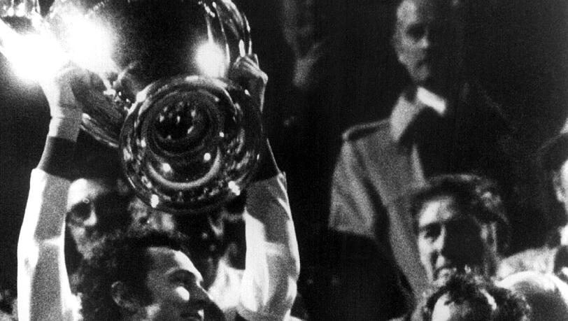 COGNAC-DOPING: 12. 5. 1976 Bayern - St. Etienne, 1:0
Landesmeister-Finale: In Glasgow machten die Bayern als erste deutsche Mannschaft den Hattrick im wichtigsten Wettbewerb perfekt. Jung-Stürmer Karl-Heinz Rummenigge war so nervös, dass ihm Teamarzt Richard Müller einen Cognac einflößt. Kalle: „Am Ende waren es zweieinhalb.“ COGNAC-DOPING: 12. 5. 1976 Bayern - St. Etienne, 1:0
Landesmeister-Finale: In Glasgow machten die Bayern als erste deutsche Mannschaft den Hattrick im wichtigsten Wettbewerb perfekt. Jung-Stürmer Karl-Heinz Rummenigge war so nervös, dass ihm Teamarzt Richard Müller einen Cognac einflößt. Kalle: „Am Ende waren es zweieinhalb.“