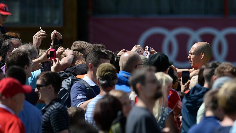 Riesen-Andrang am Dienstag auf das Bayern-Training. Riesen-Andrang am Dienstag auf das Bayern-Training.