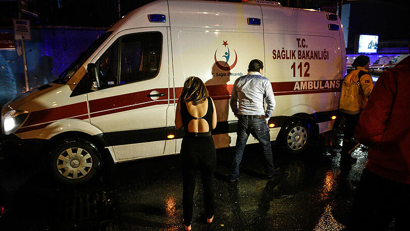 In Istanbul richtete ein Attentäter ein Blutbad unter Feiernden an. Die Bilder.