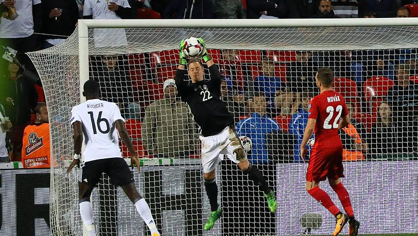 Marc Andre ter STEGEN: NOTE 3.
Schon das 15. Länderspiel für die neue Nummer zwei. Der Barca-Keeper konnte sich gegen Jankto auszeichnen (16.). Chancenlos beim Gegentor. Marc Andre ter STEGEN: NOTE 3.
Schon das 15. Länderspiel für die neue Nummer zwei. Der Barca-Keeper konnte sich gegen Jankto auszeichnen (16.). Chancenlos beim Gegentor.