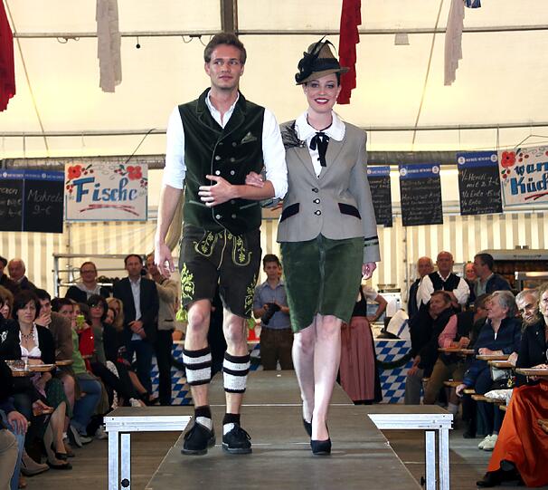 Trachtenmodenschau auf dem 27. Haderner Dorffest. Die Bilder.
