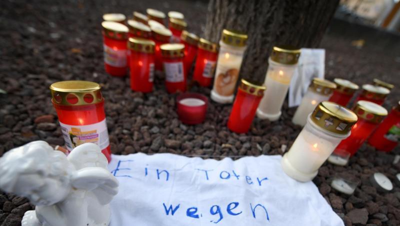 Am Königsplatz liegt eine Engelsfigur auf einem Stück Stoff, auf dem steht "Ein Toter wegen Dummheit". Foto: Stefan Puchner/dpa Am Königsplatz liegt eine Engelsfigur auf einem Stück Stoff, auf dem steht "Ein Toter wegen Dummheit". Foto: Stefan Puchner/dpa
