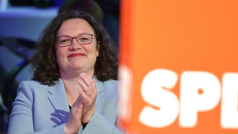 Eine vollständige Soli-Abschaffung würde den Bundeshaushalt laut Andrea Nahles mit zusätzlichen 10 Milliarden Euro belasten. Eine vollständige Soli-Abschaffung würde den Bundeshaushalt laut Andrea Nahles mit zusätzlichen 10 Milliarden Euro belasten.