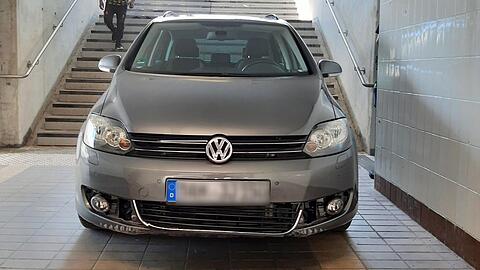 Ein Auto in einer Unterführung in München. Der 86 Jahre alte Fahrer hatte den Eingang des Tunnels mit einem Parkhaus verwechselt.