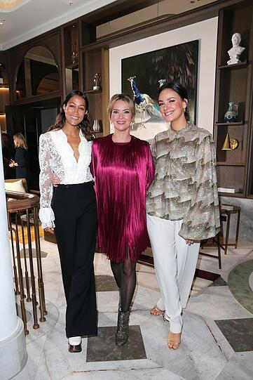 Glamouröses Trio (v. l.): Moderatorin Rabea Schif und die Schauspielerinnen Laura Osswald und Janina Uhse.