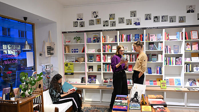 Deutschlands erster Frauenbuchladen hat an gewohnter Stelle als queerfeministischer Buchladen "Glitch" wieder eröffnet. Das Vierer-Team das ihn betreibt, arbeitet eigentlich an der TU.