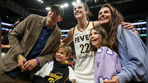 Ashton Kutcher, Mila Kunis und ihre beiden Kinder Wyatt und Dimitri trafen die US-Basketballspielerin Caitlin Clark.