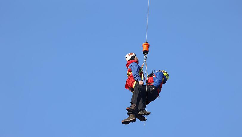 Bei Übungen wird die Rettung per Seilwinde mit dem Helikopter geprobt. (Archivbild)