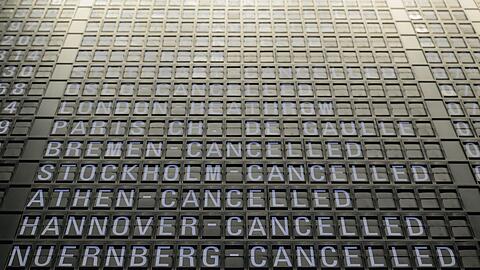 Blick auf eine Anzeigetafel am Frankfurter Flughafen.