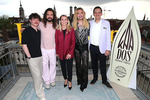 M&uuml;nchens Mandarin-Oriental-Direktorin Barbara G&ouml;ttling und Dominik G. Reiner (General Manager Mandarin Oriental Savoy/Z&uuml;rich und Area Vice President) mit den Tokio-Hotel-Stars Georg Listing, Tom Kaulitz und Bill Kaulitz.
