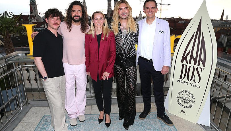 M&uuml;nchens Mandarin-Oriental-Direktorin Barbara G&ouml;ttling und Dominik G. Reiner (General Manager Mandarin Oriental Savoy/Z&uuml;rich und Area Vice President) mit den Tokio-Hotel-Stars Georg Listing, Tom Kaulitz und Bill Kaulitz.