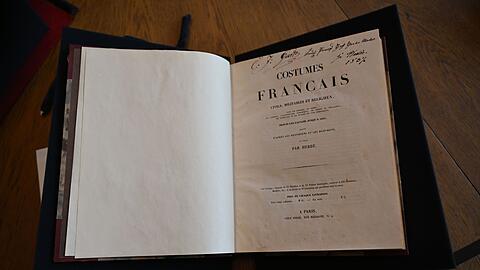 Ein Buch &uuml;ber franz&ouml;sische Kost&uuml;mgeschichte ist das millionste Buch der Bibliothek des Deutschen Museums.