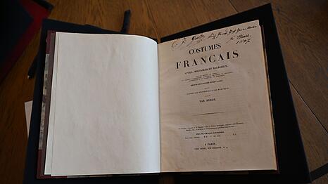 Ein Buch &uuml;ber franz&ouml;sische Kost&uuml;mgeschichte ist das millionste Buch der Bibliothek des Deutschen Museums.