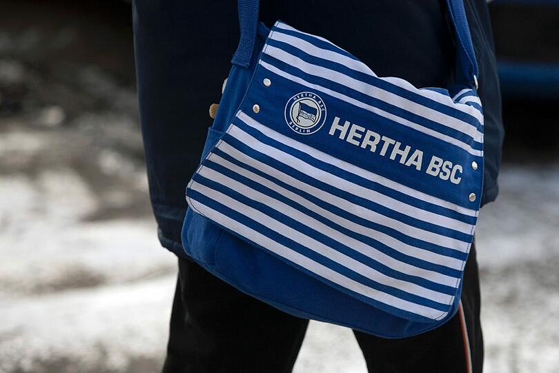 Hertha-Fans belagern am Sonntagmorgen den Olympiapark.