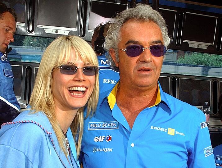 2003 hat Heidi Klum eine Beziehung zu Formel-1-Manager Flavio Briatore.