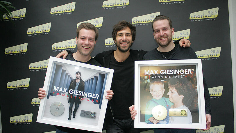 Der deutscher Liedermacher Max Giesinger Musikredaktion überreicht Platin für "80 Millionen" und Gold für "Wenn sie tanzt"